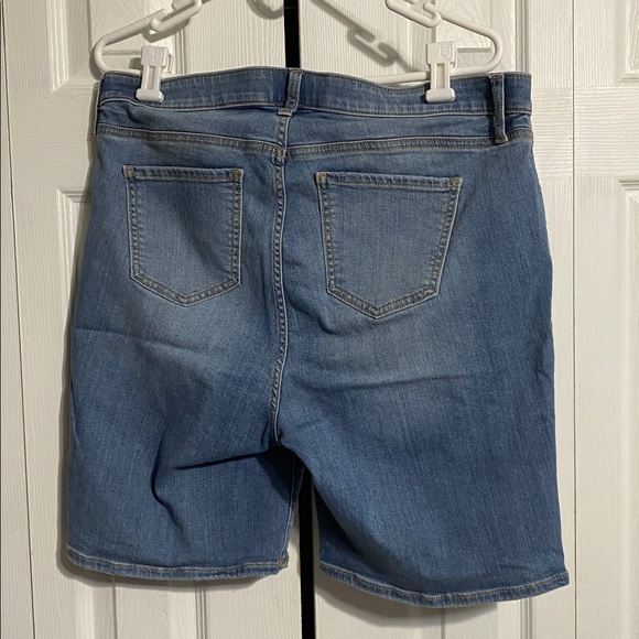 TORRID PREMIUM sky high skinny distressed denim stretch Jean shorts size 16 - Picture 7 of 11